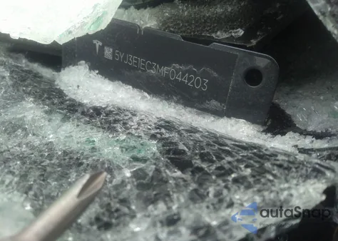 2021 Tesla Model 3 Performance Dual Motor All-Wheel Drive z USA, uszkodzony, nr VIN 5YJ3E1EC3MF044203